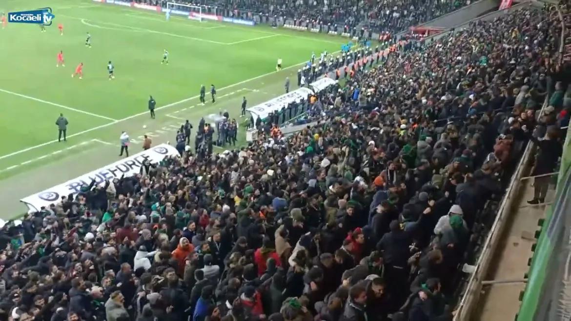 İsmetpaşa Ruhu Geri Geldi | Amed Sf Maçında Kocaelispor Taraftarı Şov Yaptı 10 Şubat 2025 | Özgür Kocaeli